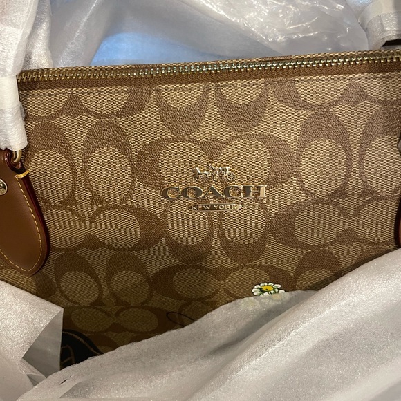 Gallery Tote Bag In Signature Canvas With Floral Horse And Carriage - Picture 3 of 4